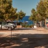 Auto parcheggiate vicino al mare.