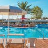 Piscina con lettini e ombrelloni.