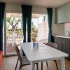 Interno di una cucina moderna con tavolo bianco.