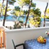 Terrazza con tavolo, sedie e vista mare.