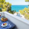 Terrazza con vista mare e tavolo con frutta.