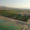 Spiaggia attrezzata vista dall'alto vicino a campagna verde.