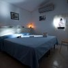 Camera da letto con letto matrimoniale e luce soffusa.