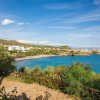 Vista costiera con mare, spiaggia e colline.