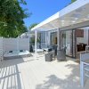 Terrazza con jacuzzi e arredi da esterno.