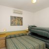 Camera con letto matrimoniale e letti a castello.