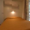 Camera con letto matrimoniale e mobili chiari.