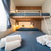 Letto matrimoniale con letto a castello sopra.