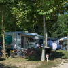 Camper parcheggiato tra gli alberi in un campeggio.